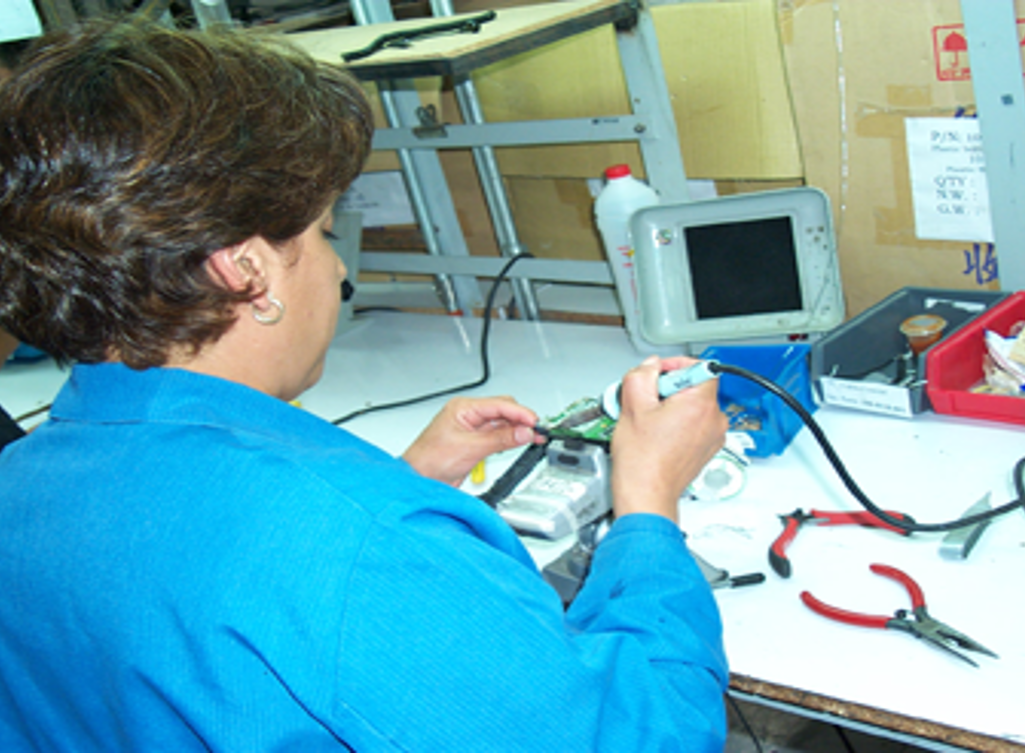 Ingeniera trabajando en laboratorio Novak Technologies